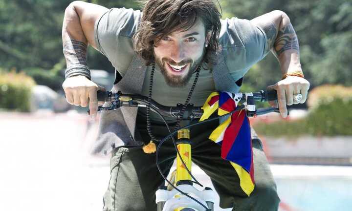 Clip: Tuyệt kỹ đi xe đạp trên nóc máy bay