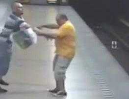 Kinh hoàng vụ tấn công người ở đường ray tàu điện vì lý do lãng xẹt