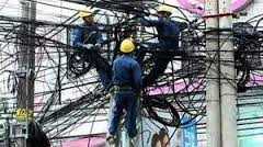 Nhếch nhác dây điện trong phố Thủ đô