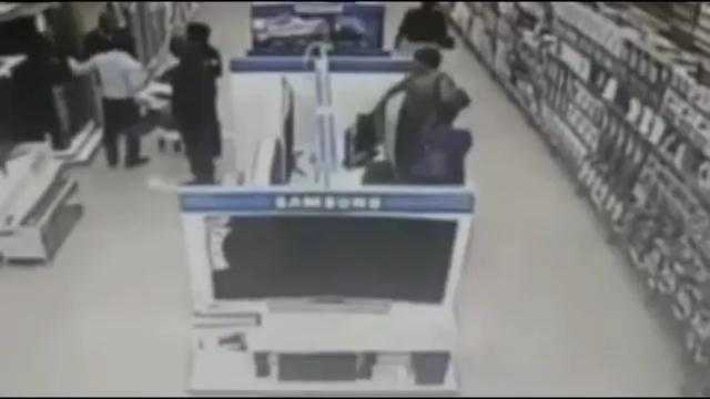 Clip: Quý bà vào siêu thị trộm cả tivi LCD giấu dưới váy