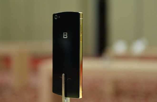 Khách đua nhau thử camera Bphone