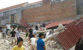 Nhà bất ngờ đổ sập, 2 người bị mắc kẹt