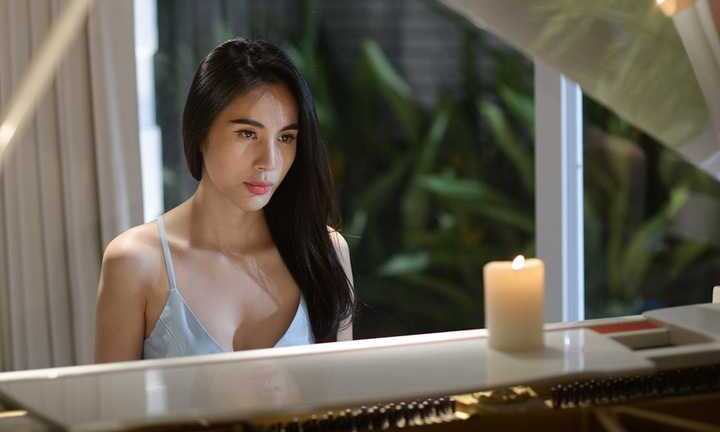 Thủy Tiên hé lộ biệt thự 21 tỷ trong MV mới