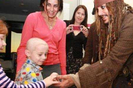‘Jack Sparrow’ gây bất ngờ khi xuất hiện tại viện nhi của Úc