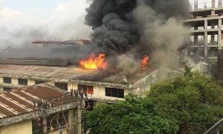 Hà Nội: Xưởng ôtô cháy dữ dội, cột khói đen ngòm cao hàng chục mét