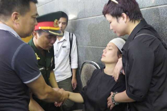 Con gái Bông Mai ngất trong tang lễ nhạc sĩ An Thuyên