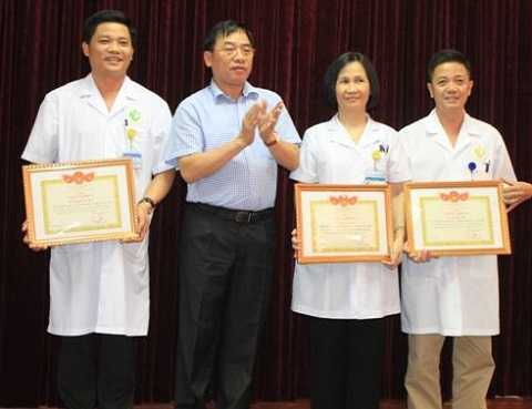 Khen thưởng đột xuất 18 y bác sỹ Bệnh viện Phụ sản Hà Nội