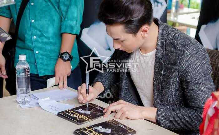 Fan đội nắng, xếp hàng chờ gặp Isaac