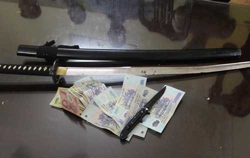 Bắt nhóm côn đồ dùng hung khí đe dọa, trấn lột tiền xe khách