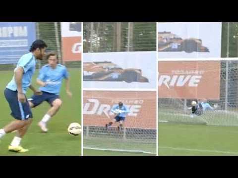 Khiếp vía với cú sút bóng ‘thần sầu’ hất bay cả thủ môn