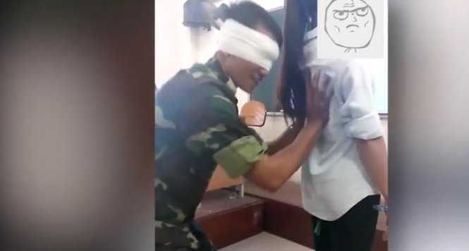 Clip thầy dạy quân sự bịt mắt sờ nữ sinh, dân mạng bất bình