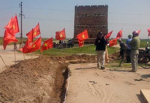 Hải Dương: Dân cắm cờ lập 'chốt' ngăn thi công, 1 phụ nữ bị thương