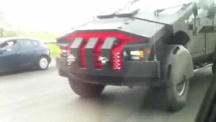 Xe quân sự hầm hố xuất hiện trên đường phố Nga