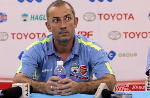 Thầy Giôm bức xúc tột độ: Công Phượng luôn bị đá bầm tím mạn sườn