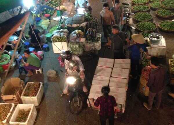 Chợ đêm Long Biên hớp hồn khách Tây