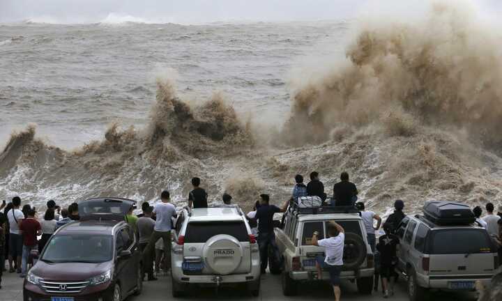 Clip: Cận cảnh siêu bão Chan-hom càn quét Trung Quốc
