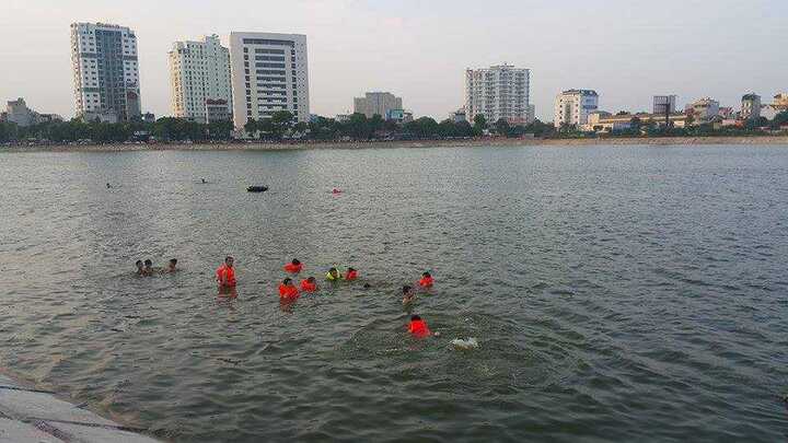 Hồ 'tử thần' ở Hà Nội vẫn hút người đến tắm