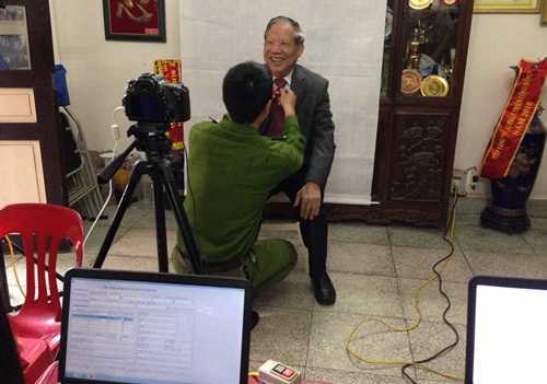 Công an đến tận nhà cấp đổi chứng minh thư cho người có công