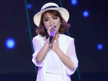 Giọng hát Việt: 'Cô bé hạt tiêu' Khánh Linh khiến khán giả rưng rưng