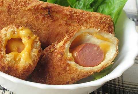 Bữa sáng ngon miệng với bánh mỳ cuộn xúc xích thơm ngon