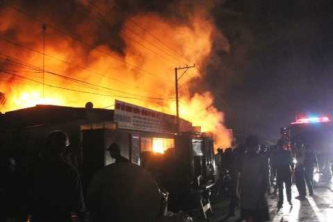 Xưởng vải chìm trong biển lửa, nhiều người tháo chạy trong đêm