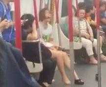 Điện thoại hết pin, thiếu nữ gào khóc thảm thiết trên tàu điện