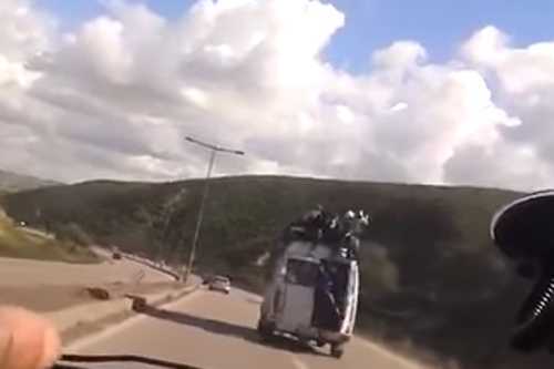 Xe quá tải chở khách ngồi lên tận nóc lật thảm khốc