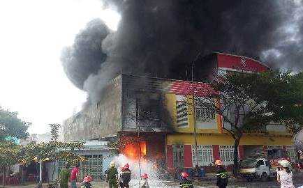 Đang cháy lớn ở Đà Nẵng, hàng trăm người tháo chạy