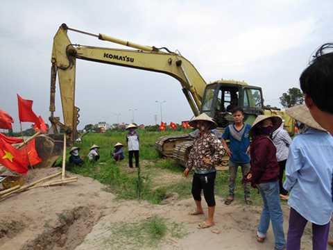 Clip 'máy xúc chèn qua người dân': Dừng thi công để giải quyết