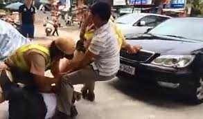 Clip: Người vi phạm giật tung áo cảnh sát giao thông