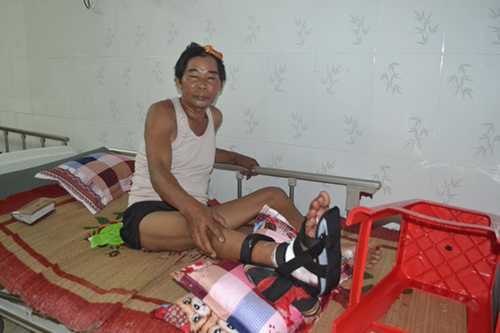 Lật xe công nông chở 13-14 người, 5 người bị thương nặng