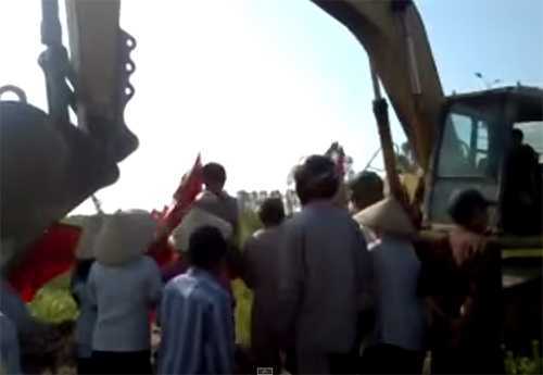 Vụ ‘máy xúc chèn qua người dân': Xuất hiện văn bản lạ