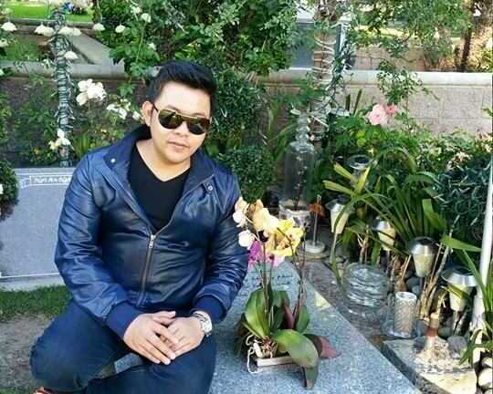 Quang Lê lại gây bức xúc vì ngồi lên mộ nhạc sỹ