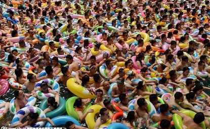 Kinh hoàng cảnh hàng ngàn người chen chúc trong một bể bơi ở Trung Quốc