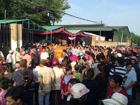 Thảm sát ở Bình Phước: Hàng trăm công nhân mất việc nghẹn ngào chia tay chủ