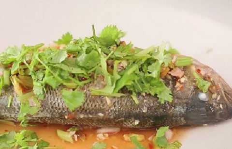 Video: Mê mẩn món cá nướng kiểu Thái thơm ngon