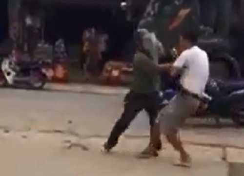Tạm đình chỉ công tác công an cầm dao xô xát với tài xế xe tải