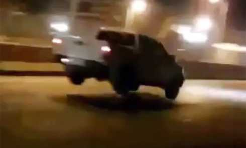 Gờ giảm tốc quá cao, hàng loạt ôtô bật tung lên giữa đường như phim