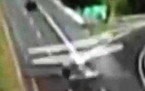 Clip: Máy bay hạ cánh khẩn cấp xuống đường cao tốc