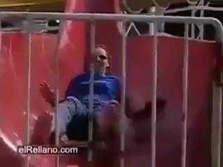 Chơi trò trượt máng phiên bản nguy hiểm