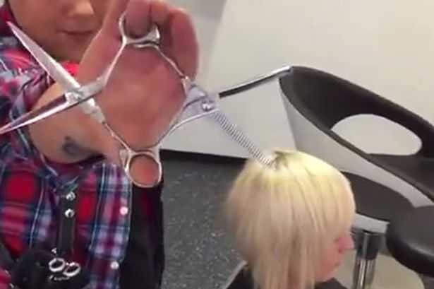 Clip: Kinh ngạc với tài ‘múa kéo’ cực đỉnh của anh thợ cắt tóc