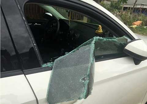 Đập vỡ kính xe Audi, lấy sạch tiền, giấy tờ