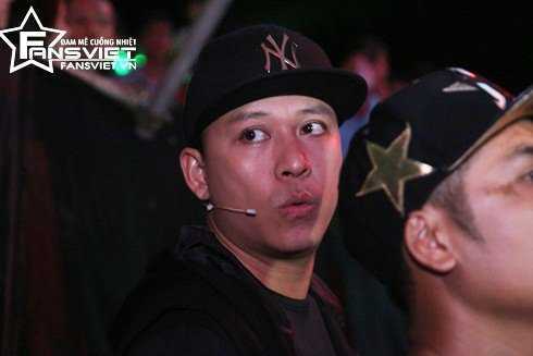 Tuấn Hưng tránh né ống kính phóng viên sau scandal với Mỹ Linh