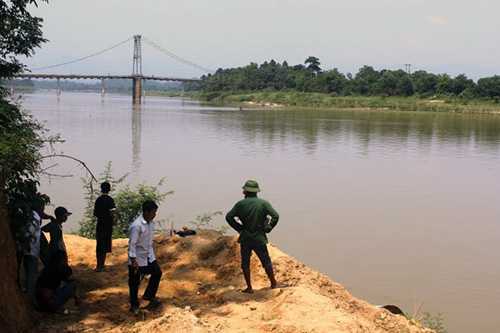 Ra sông bắt cá, hai thanh niên tử vong