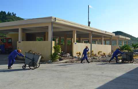 Hàng chục tỷ xây trạm xử lý, công nhân vẫn phải phân loại rác bằng tay