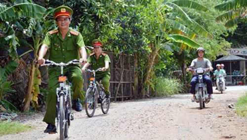 Cảnh sát khu vực đi tuần tra bằng xe đạp