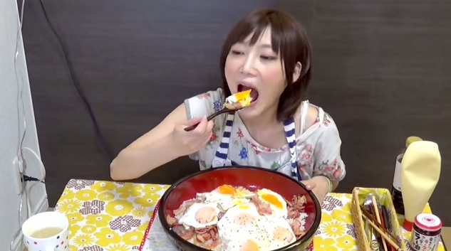 Video: Cô gái có ‘dạ dày không đáy’ ăn mãi vẫn gầy
