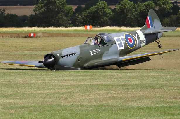 Clip: Máy bay không bánh vẫn hạ cánh an toàn