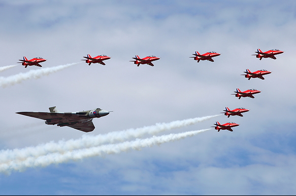 Video: Ngắm vũ điệu của oanh tạc cơ Vulcan XH558 bên phi đội Red Arrows lừng danh