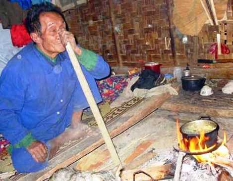 Kỳ lạ bộ tộc ngủ ngồi để cảnh giác thú dữ ở miền tây Nghệ An